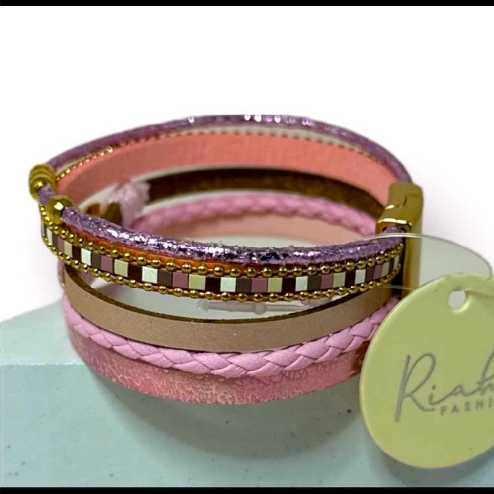 NWT BEAUTIFUL MULTI LINE LEATHER CHARM WITH MAGNETIC LOCK BRACELET - Picture 3 of 6